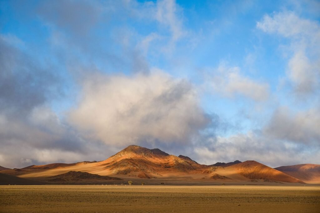 Lege weg door het droge berglandschap van Namibië