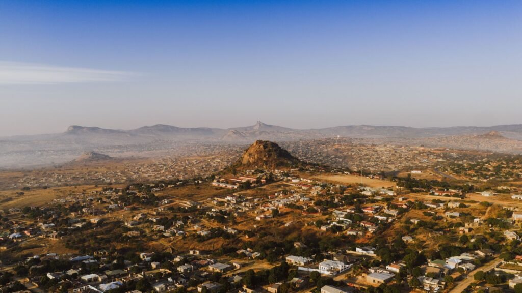 Kleurrijke huizen op een heuvel in de wijk Katutura in Windhoek