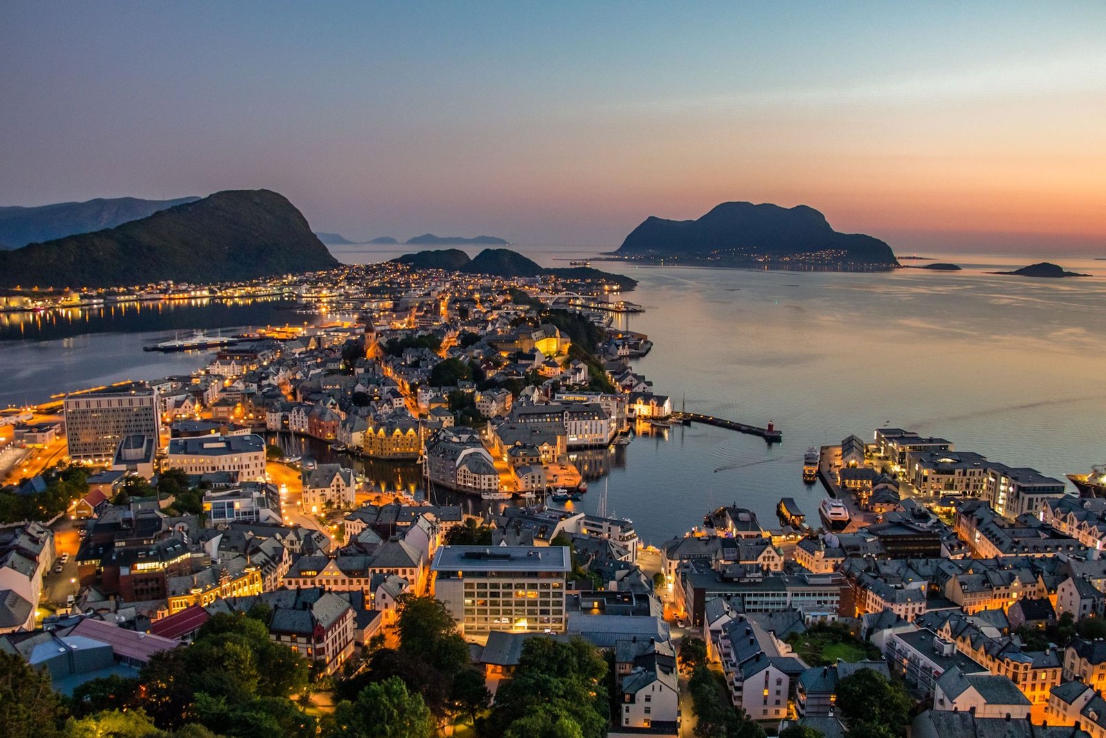Ålesund in de avond