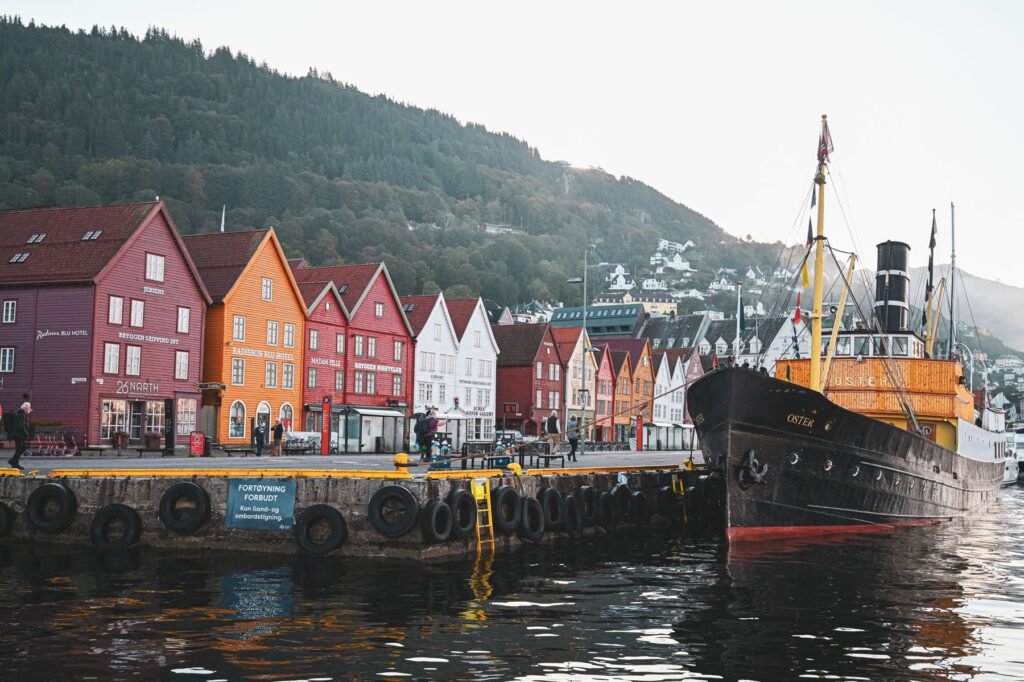 Boot voor de huizen van Bryggen