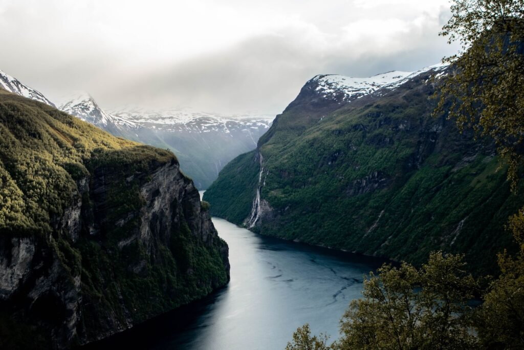 Het Geirangerfjord tussen de bergen