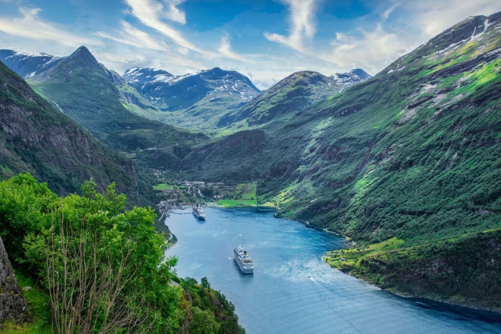 Fjord bij Geiranger van bovenaf