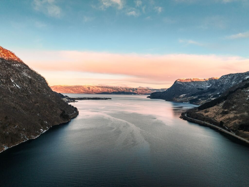 Fjord bij zonsondergang