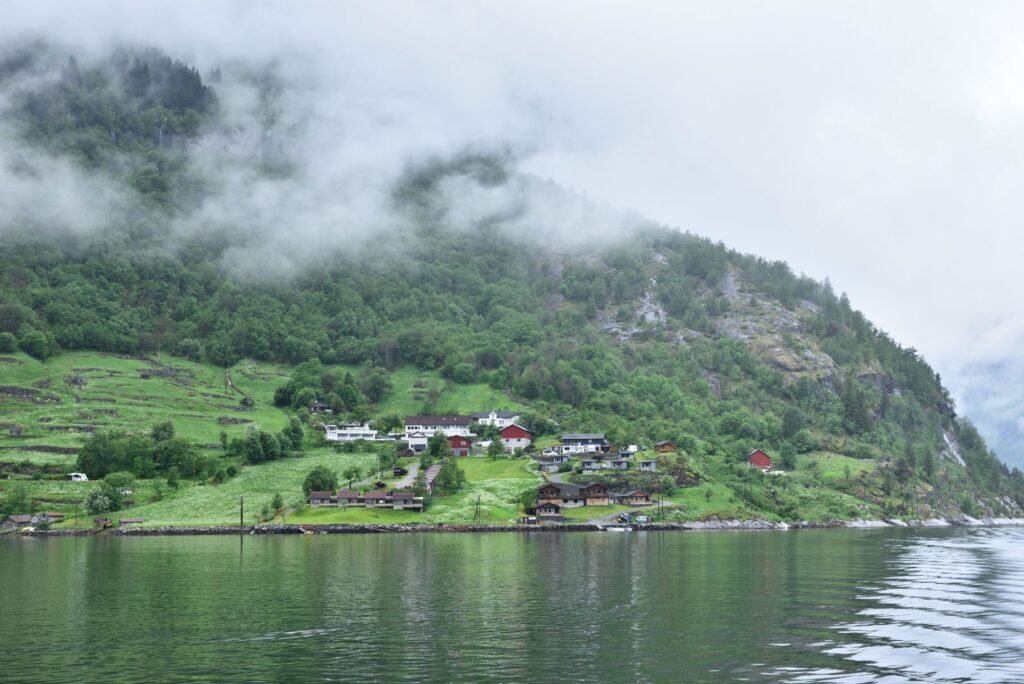 Dorp in de heuvels bij Geiranger