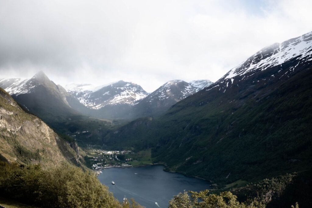 Het Geirangerfjord met besneeuwde bergen
