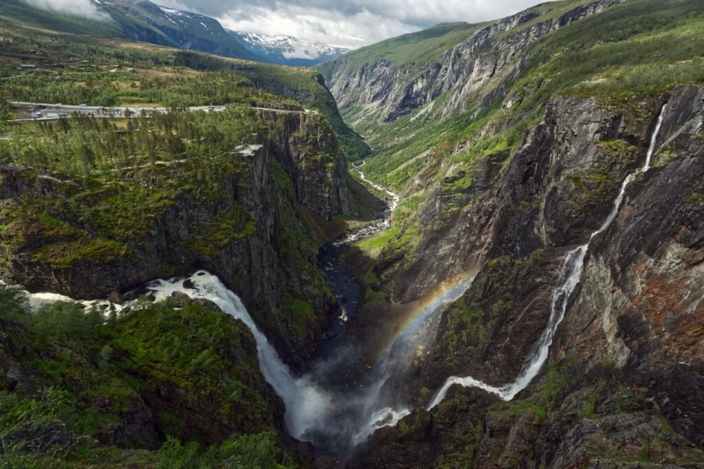 Kloof met waterval in Noorwegen