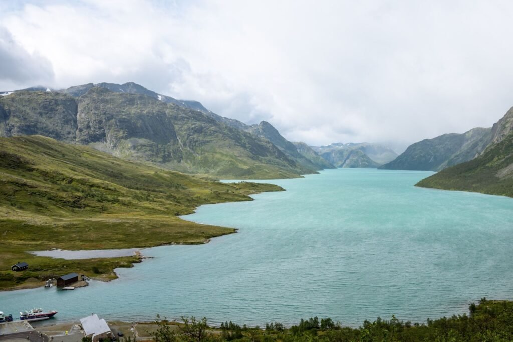 Meer tussen de bergen in Noorwegen