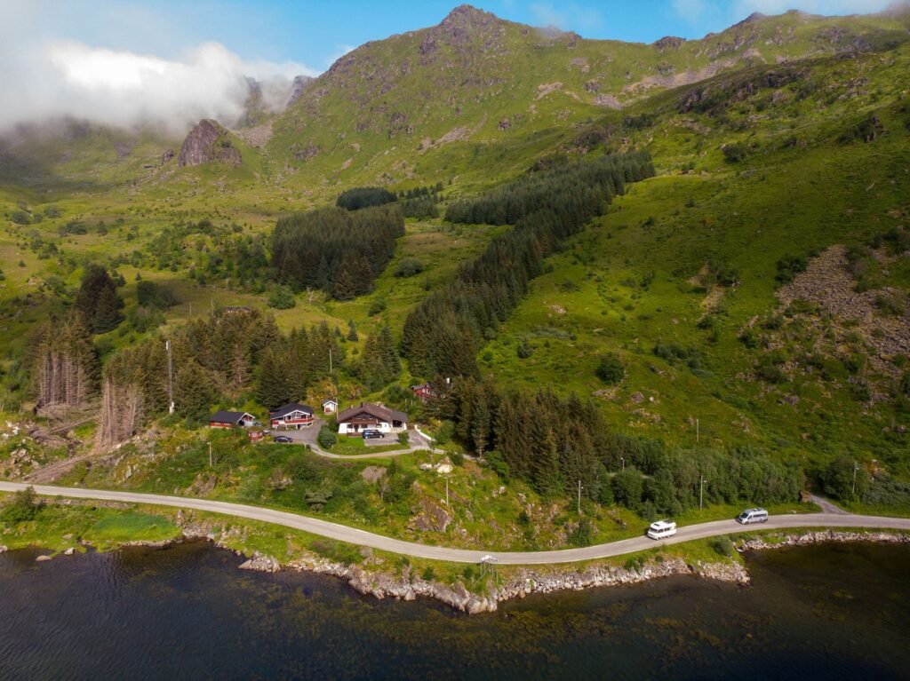 Weg langs het water op de Lofoten