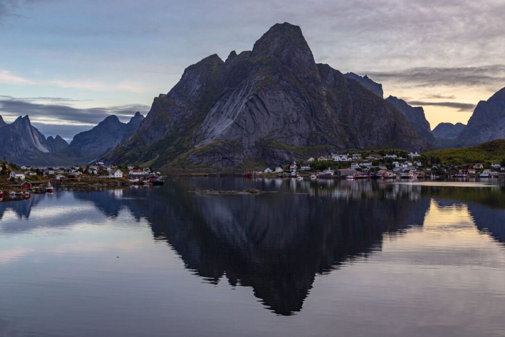 Bergen gespiegeld in het water bij Reine
