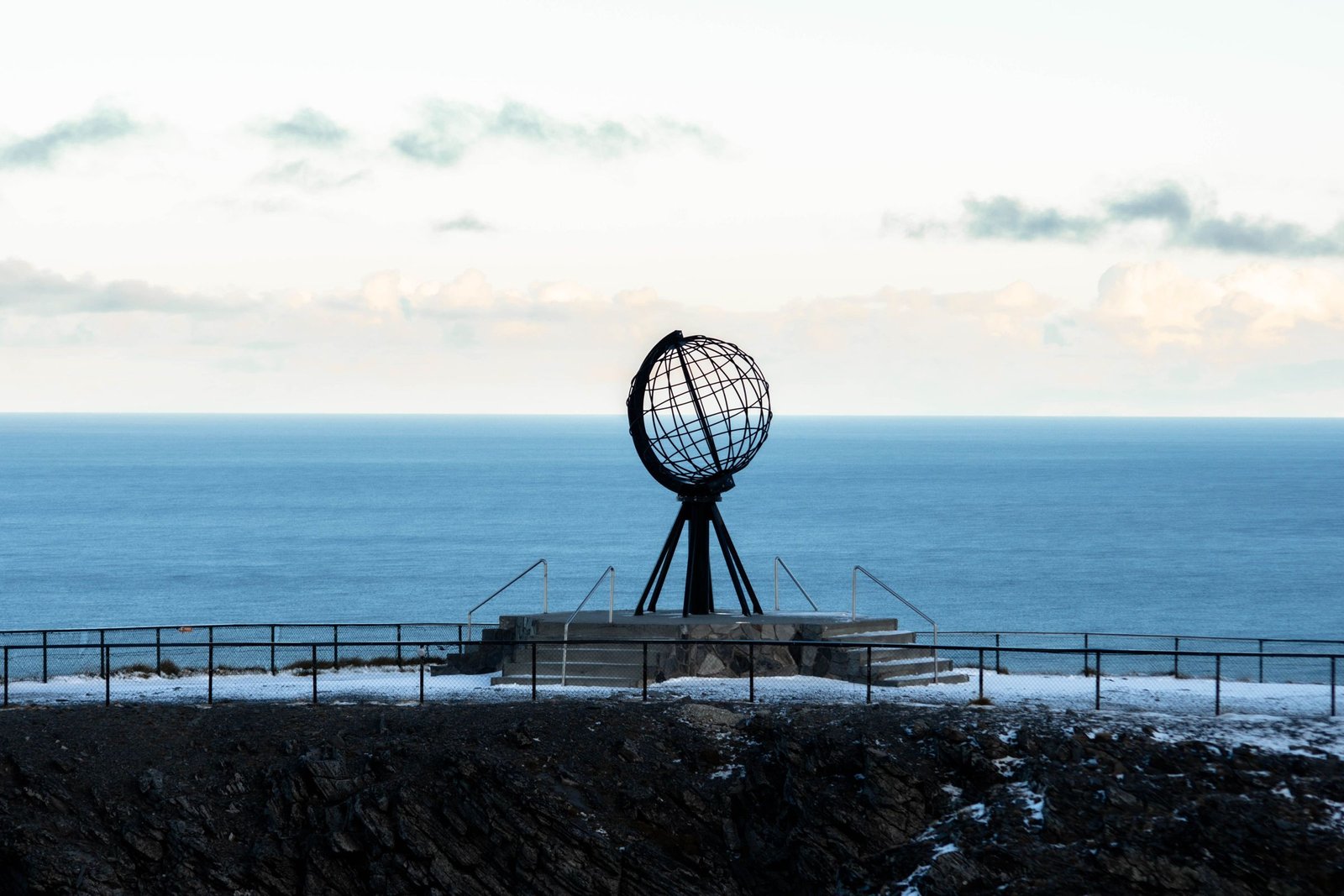 De globe op de Noordkaap