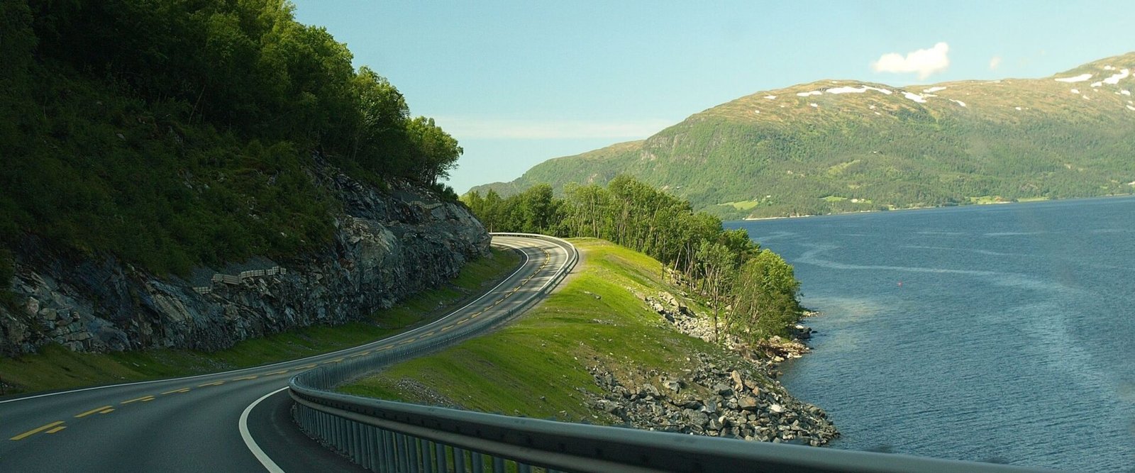 Weg langs een fjord in Noorwegen