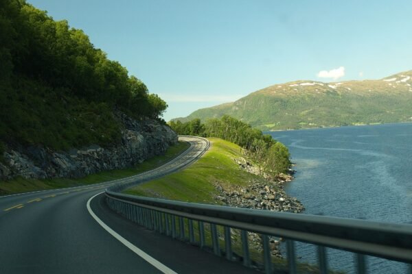Weg langs een fjord in Noorwegen