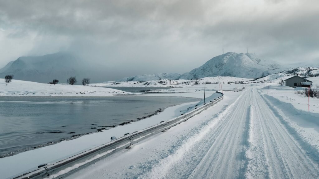 Besneeuwde weg in Noorwegen