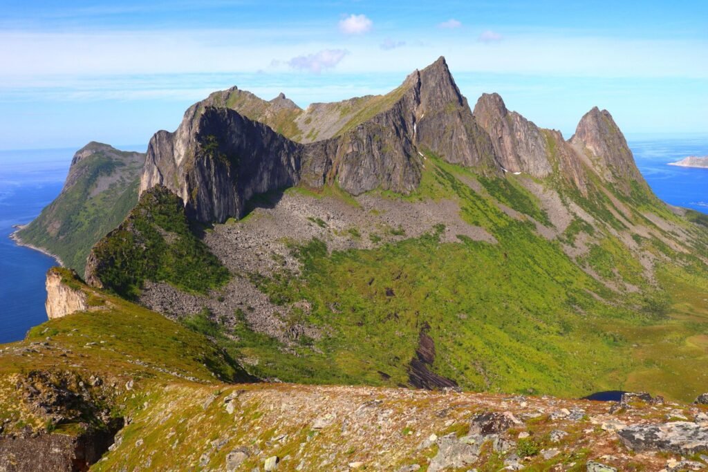 Groene bergen op Senja