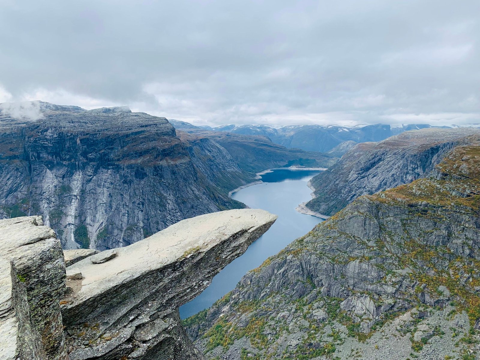 De rots Trolltunga boven het meer