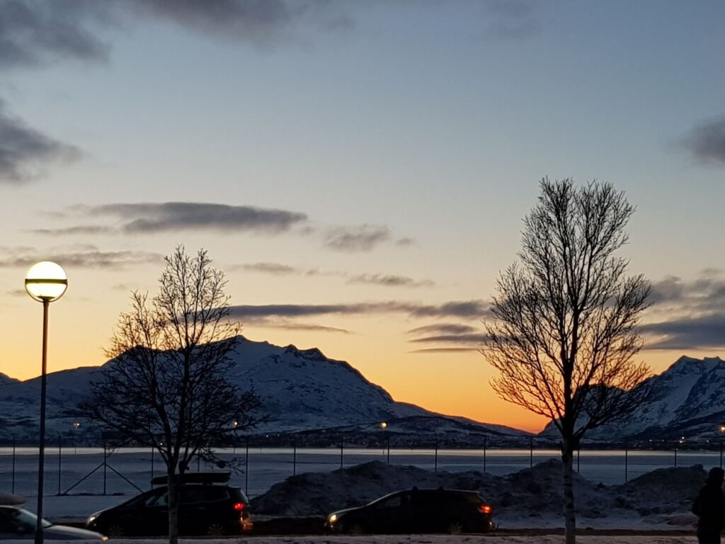 Zonsondergang boven de bergen bij Tromsø