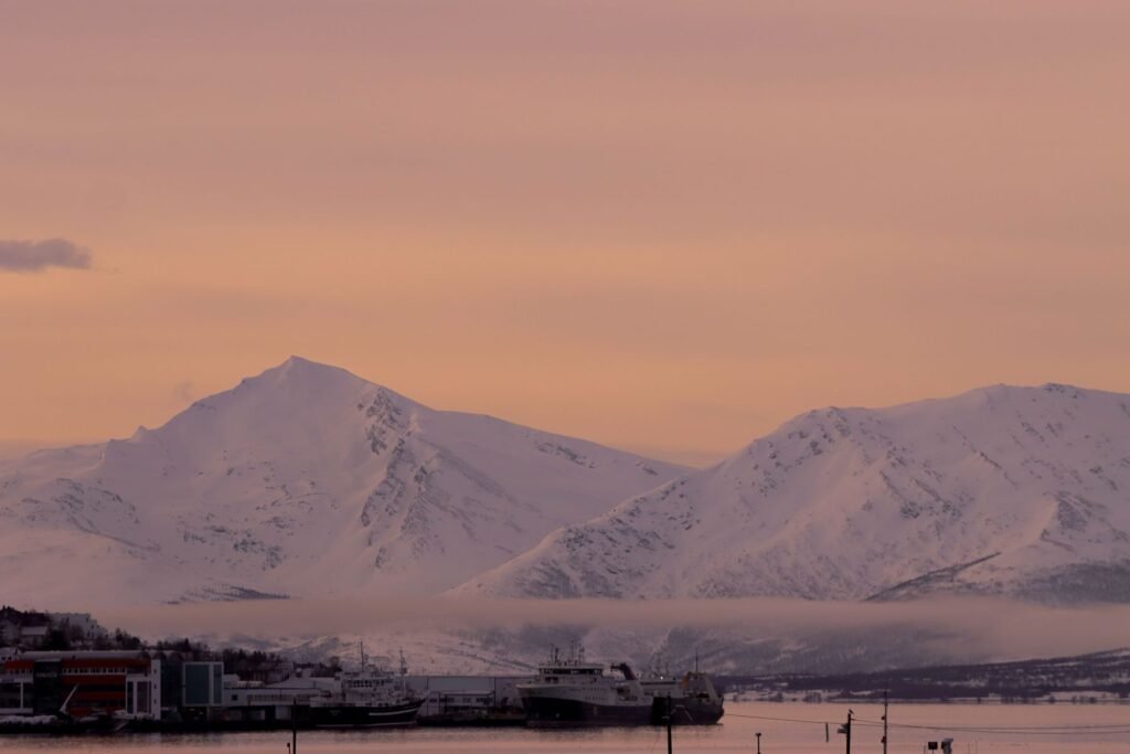 Besneeuwde bergen bij Tromsø