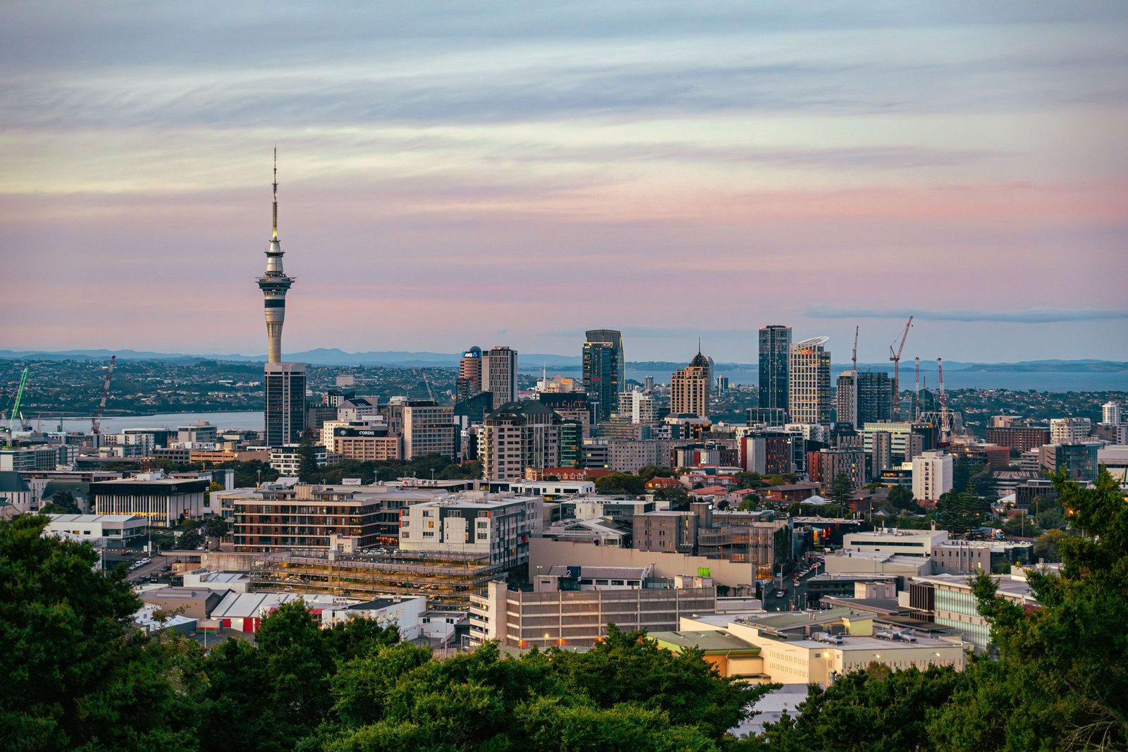 Skyline van Auckland met de Sky Tower