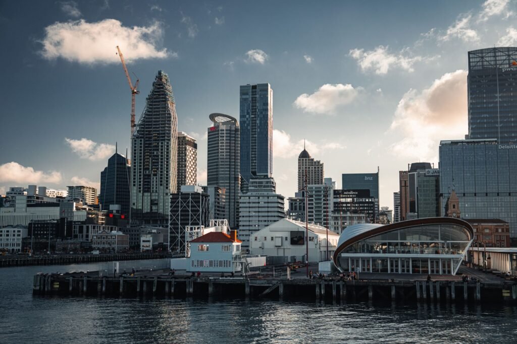 Het Ferry Building aan het water in Auckland