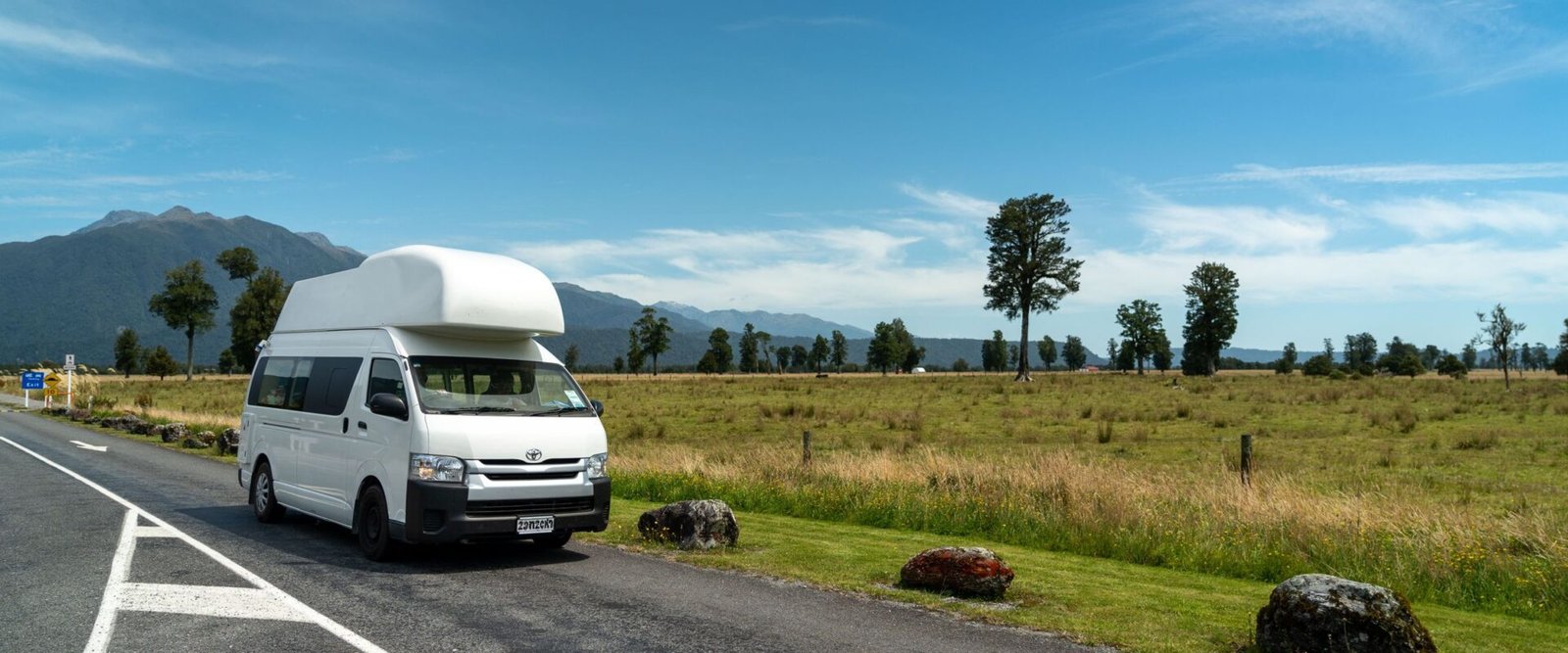 Camper langs de weg in Nieuw-Zeeland