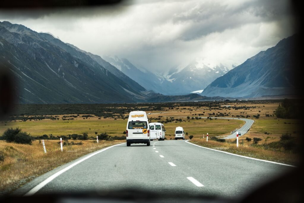 Campers op de weg naar Aoraki/Mount Cook