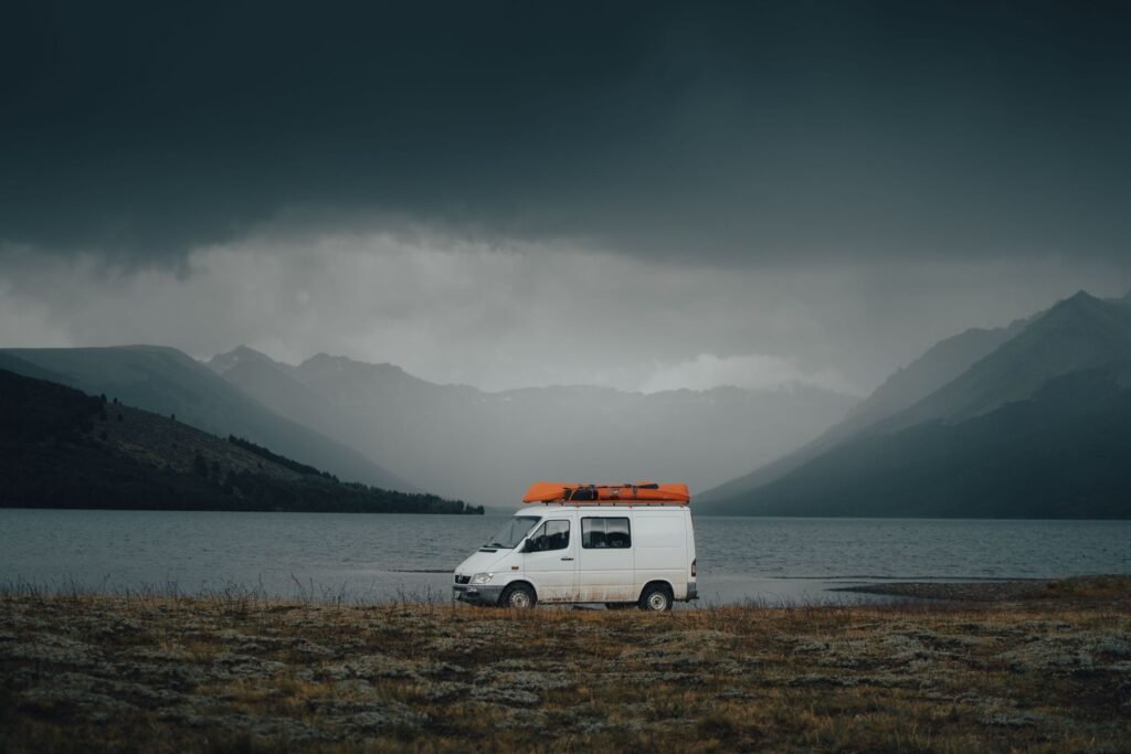 Camper aan een meer tussen de bergen