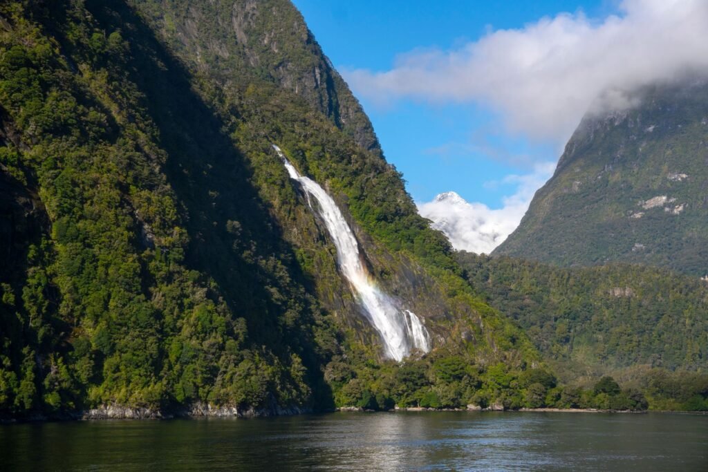 Waterval langs de fjordwand