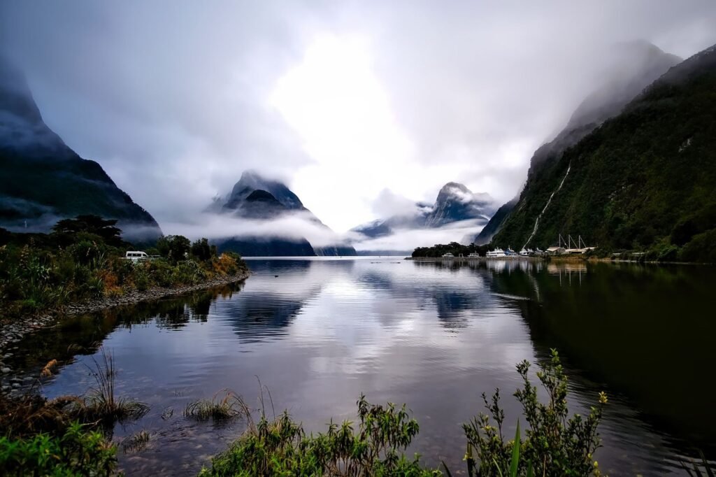Milford Sound met lage wolken