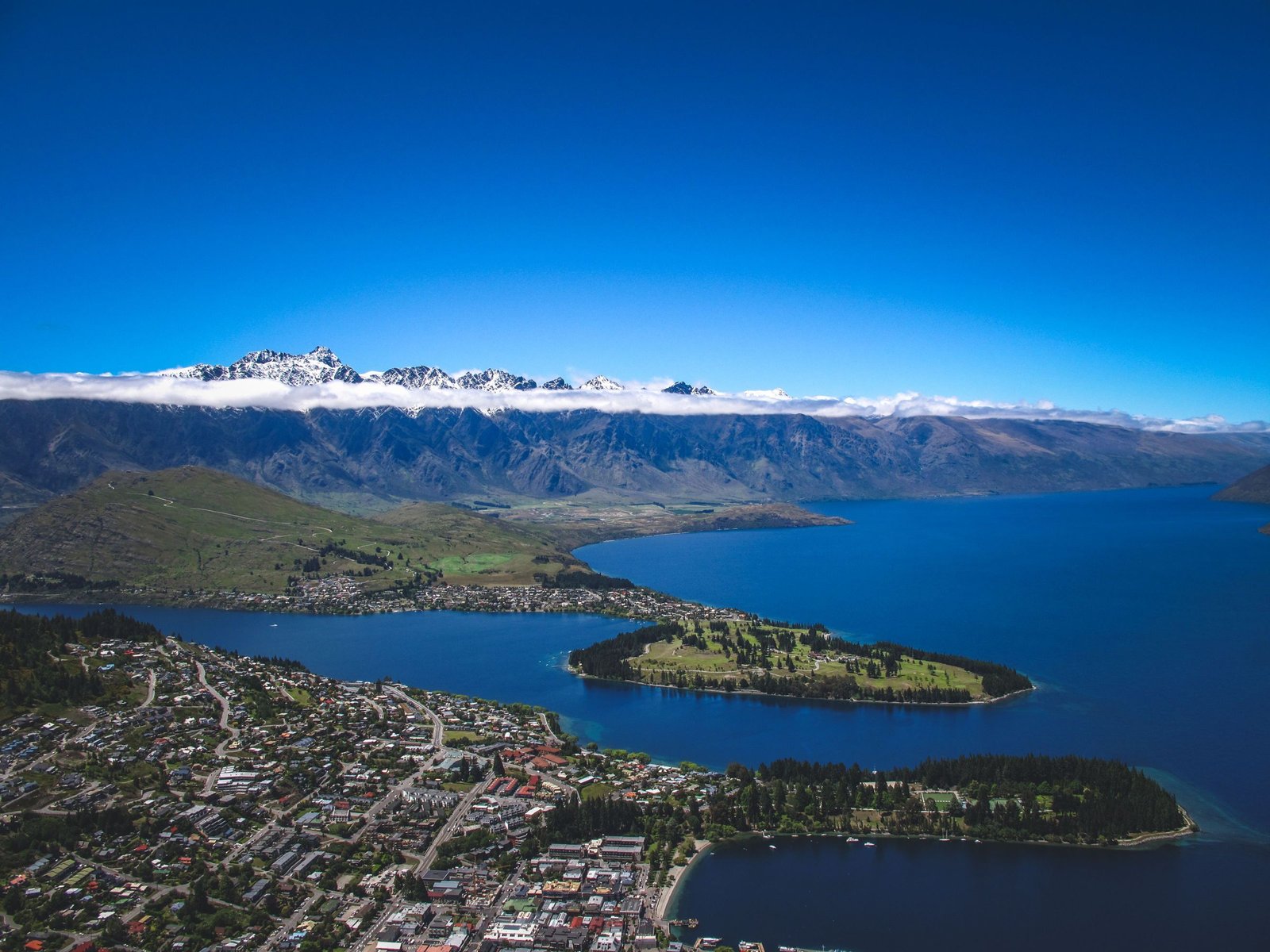 Queenstown en Lake Wakatipu van bovenaf