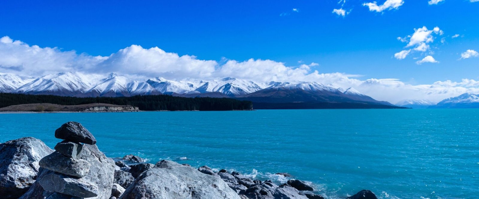 Lake Pukaki met besneeuwde bergen