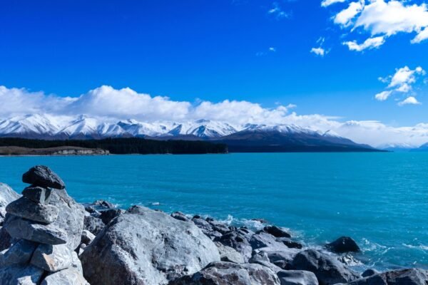 Lake Pukaki met besneeuwde bergen