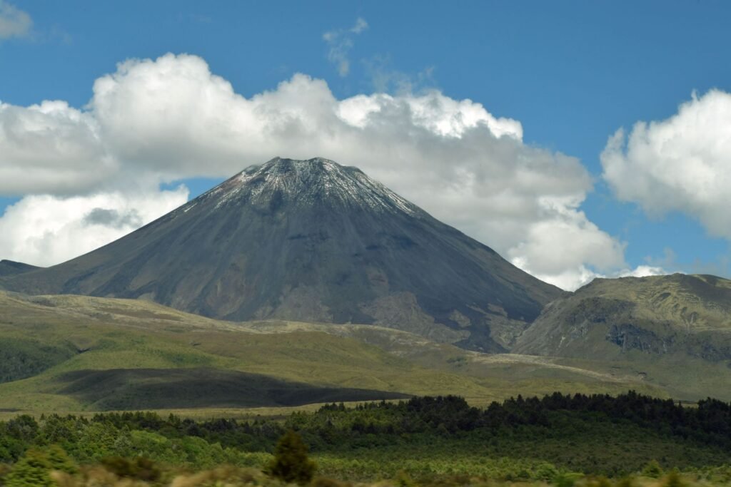 Ngauruhoe boven groen landschap