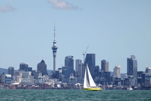 Skyline van Auckland met een zeilboot
