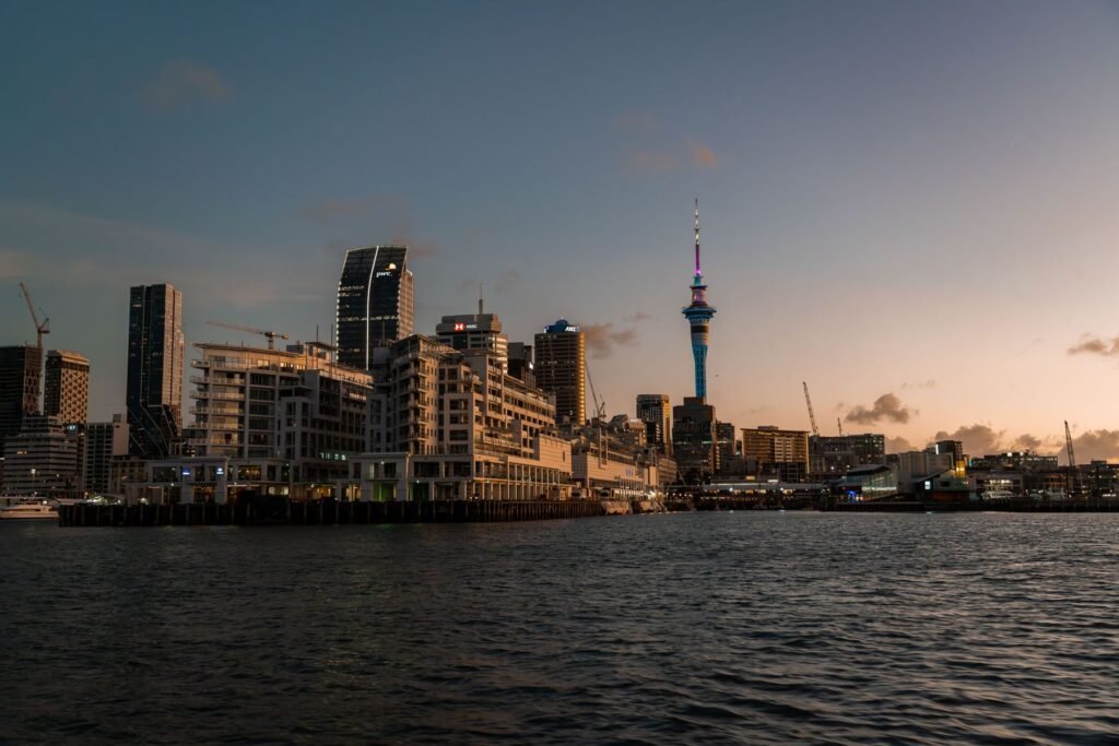Auckland in de avond vanaf het water
