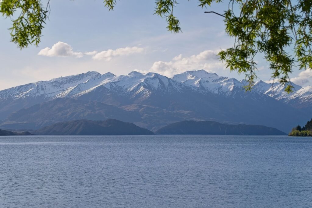 Besneeuwde bergen aan Lake Wanaka