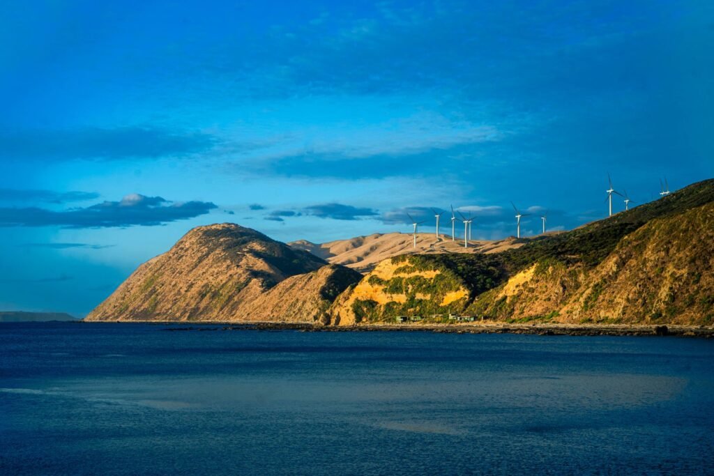 Kust bij Wellington met windmolens