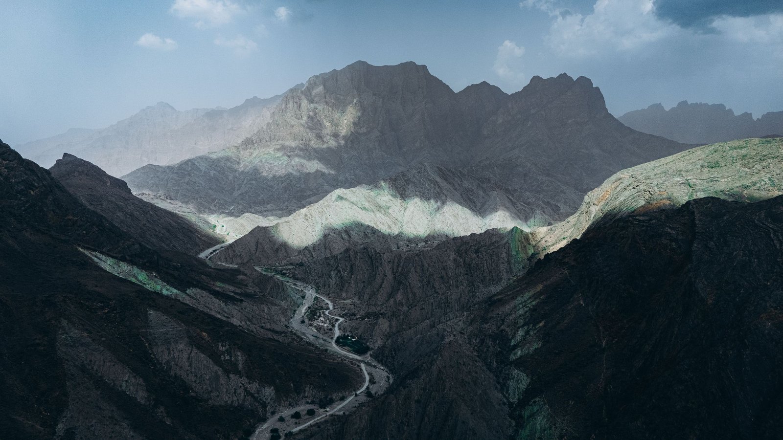 Het Hajar-gebergte onder een blauwe lucht