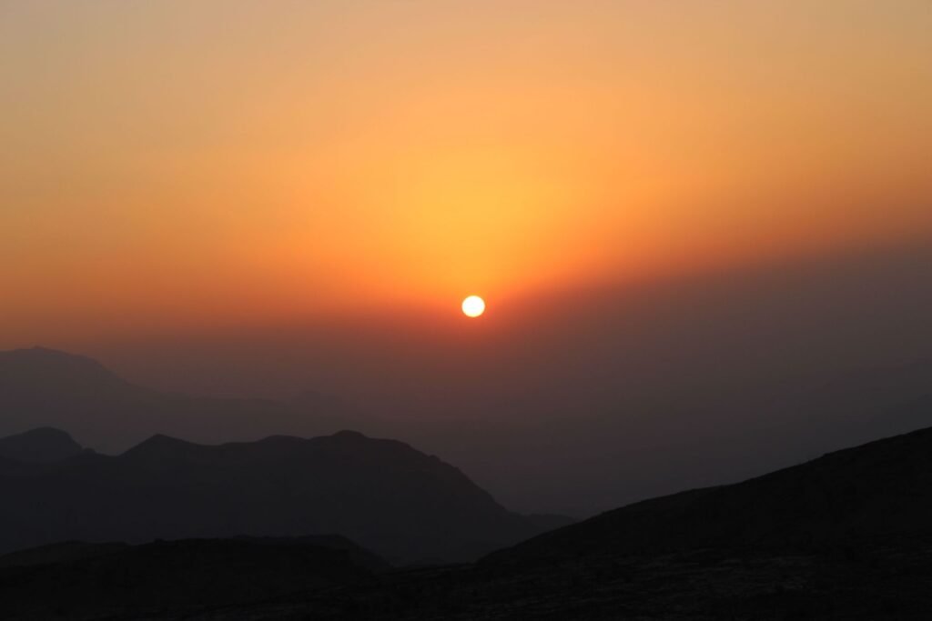 Zonsondergang boven de bergen van Oman