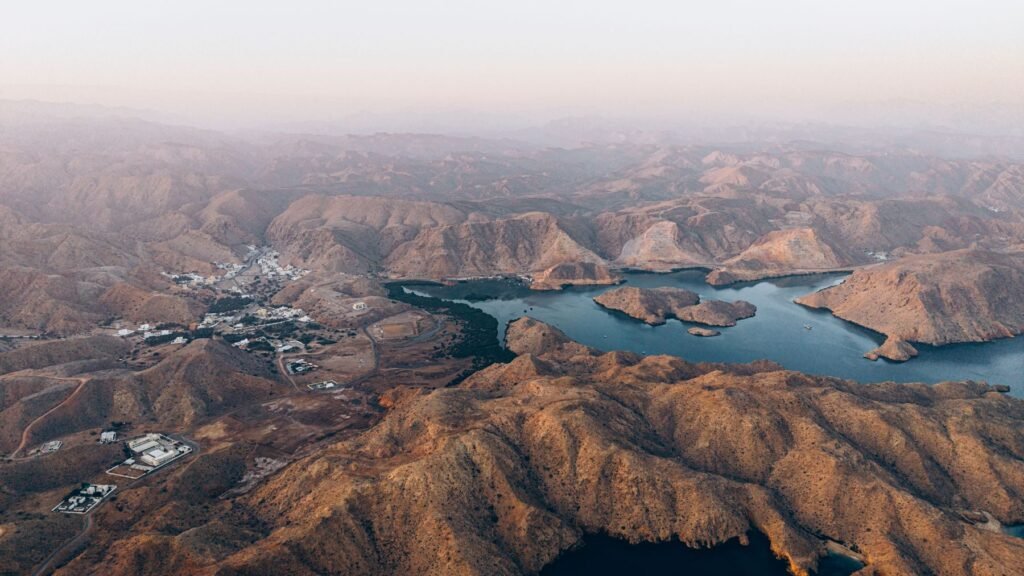 Bergen met een meer in Oman