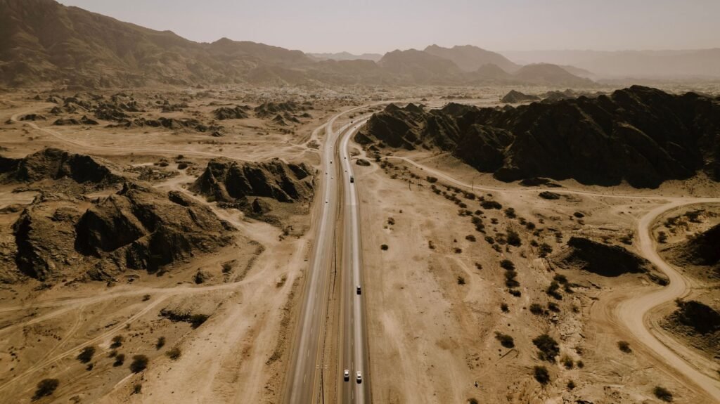 Snelweg door het rotslandschap van Oman