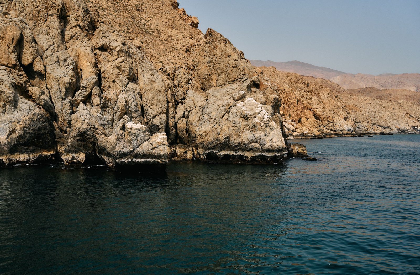 Kliffen aan zee in Musandam