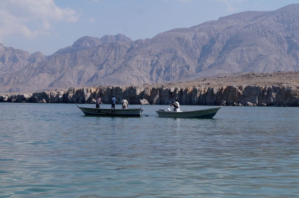 Bootjes onder de bergen van Musandam
