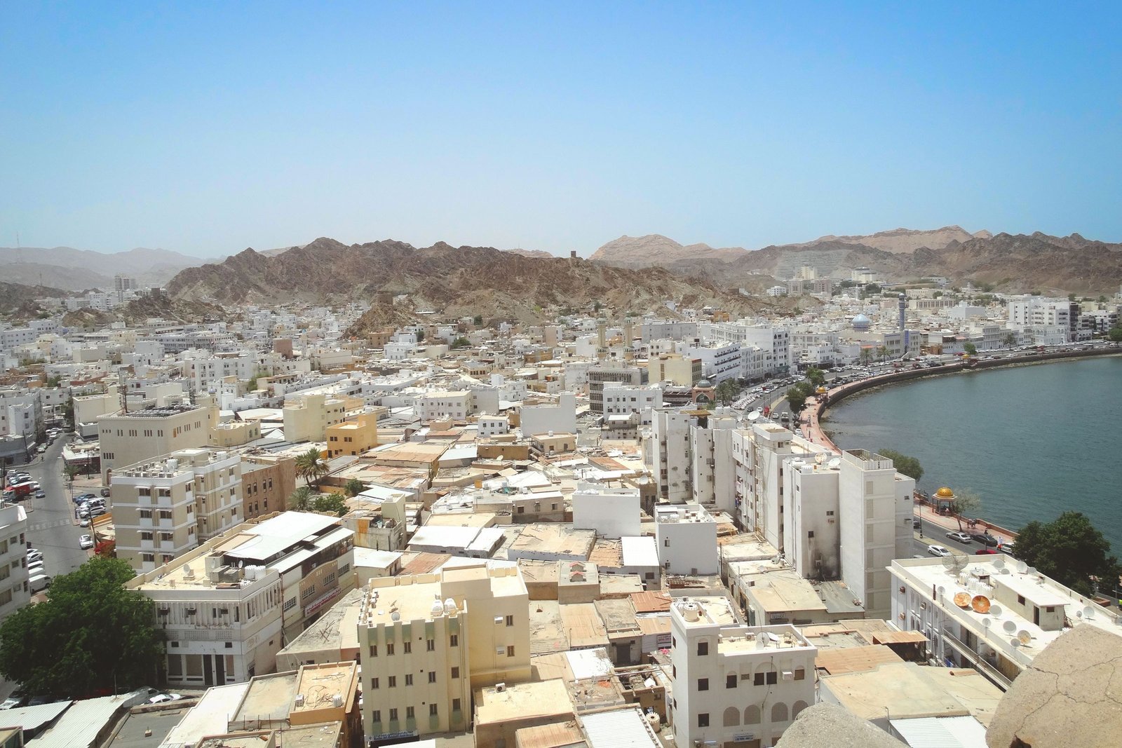 De baai van Muscat met de bergen