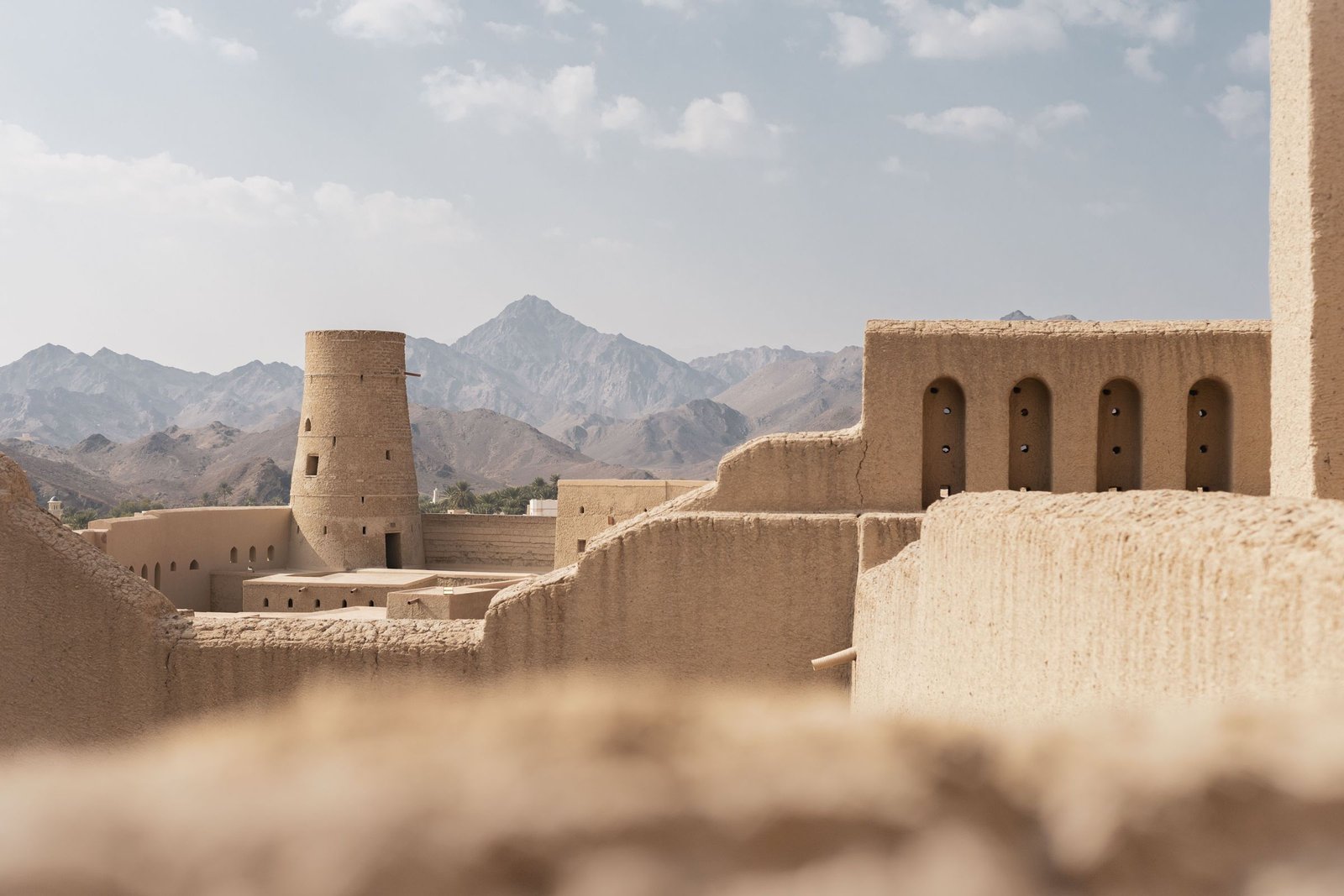 Nizwa Fort met de bergen