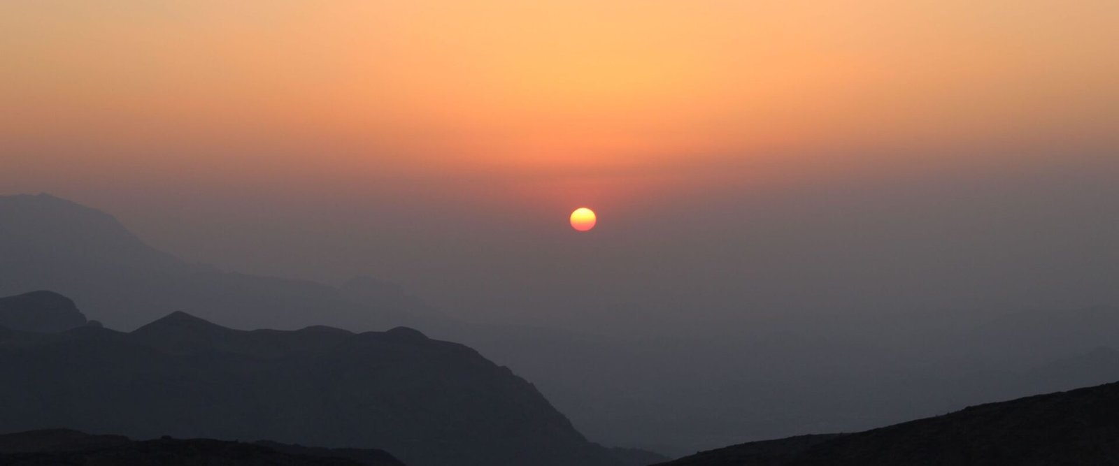 Zonsondergang boven de bergen van Oman