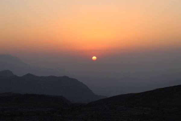 Zonsondergang boven de bergen van Oman