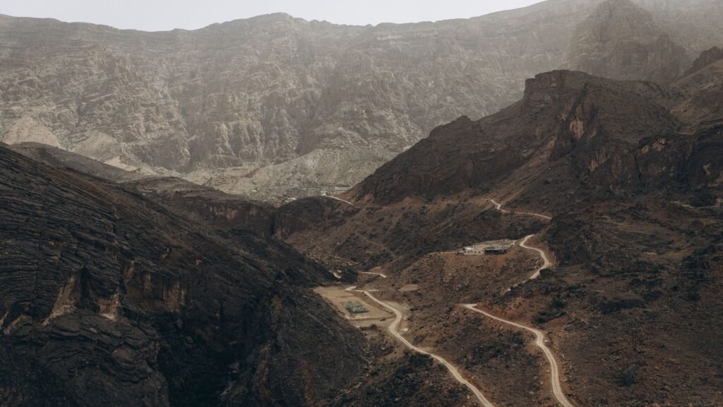 Bergweg door de Hajar in Oman