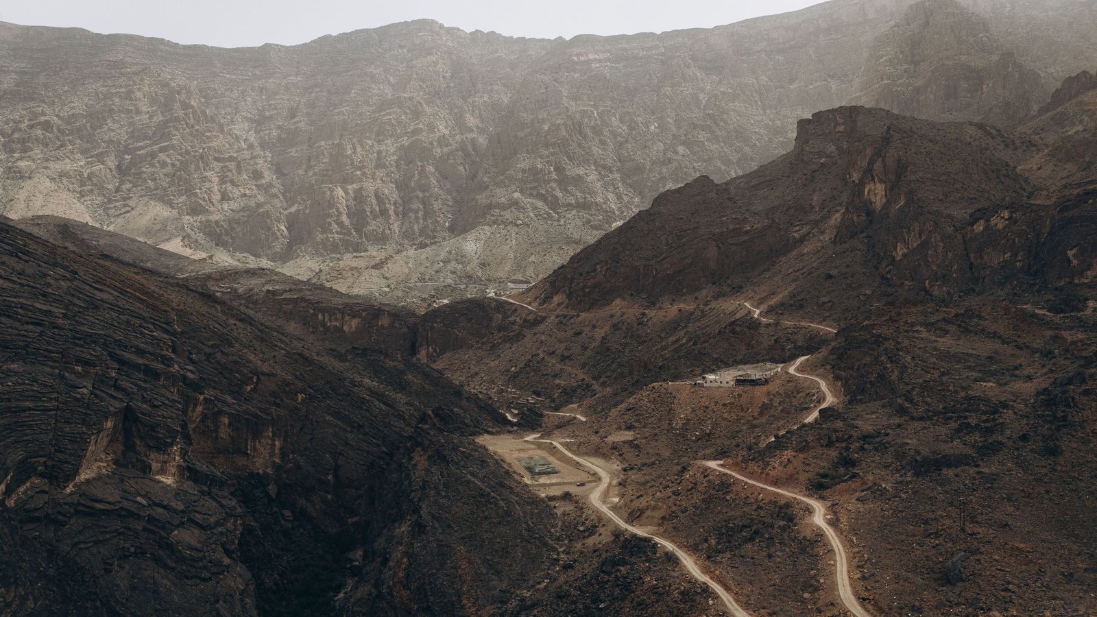 Bergweg door de Hajar in Oman