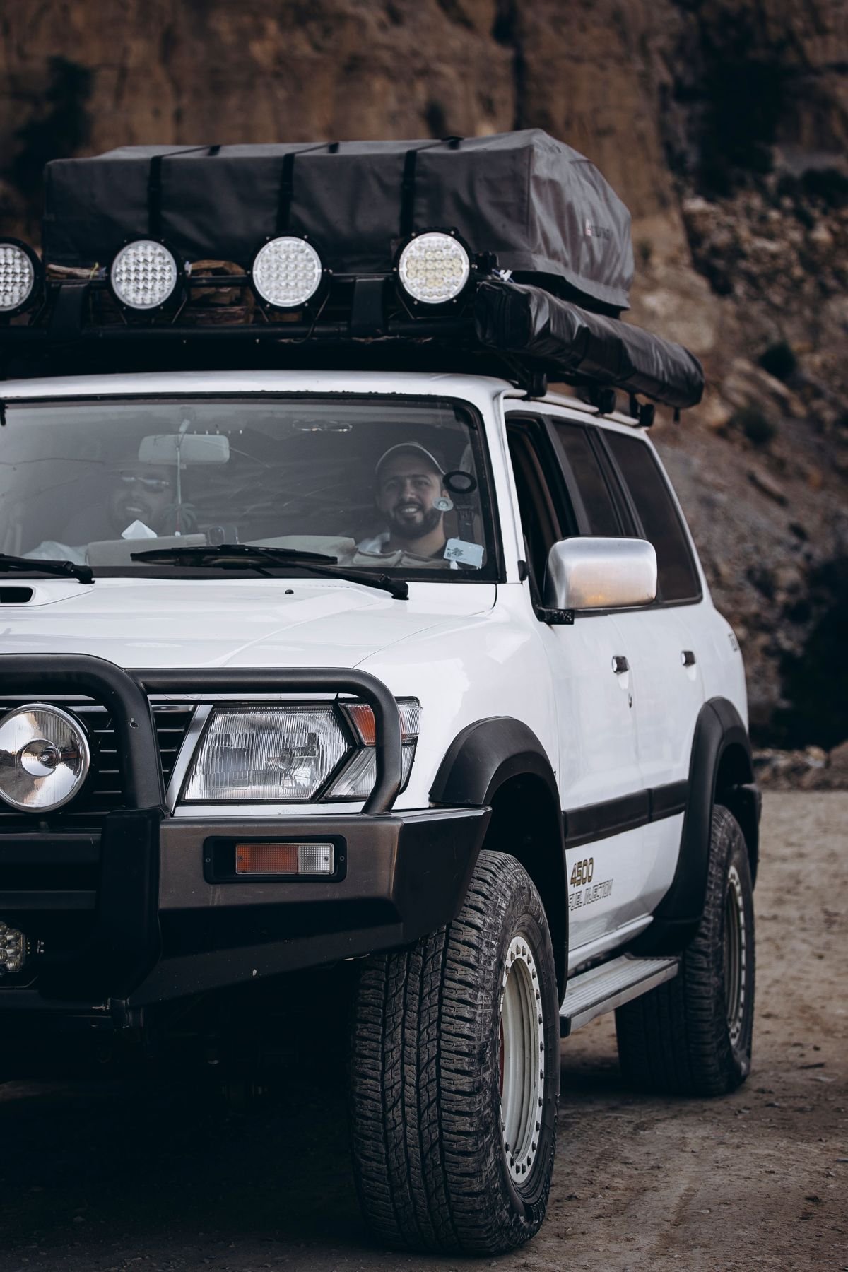Terreinwagen met daktent in Oman