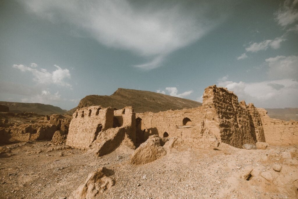 Ruïnes onder een heldere lucht in Oman